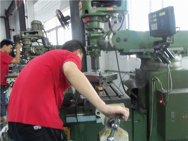 旭錦塑膠模具有限公司，模具車間人員工作操作